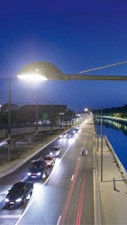 Vue rapprochée d'un lampadaire dans une rue mise en lumière par l'éclairage Philips
