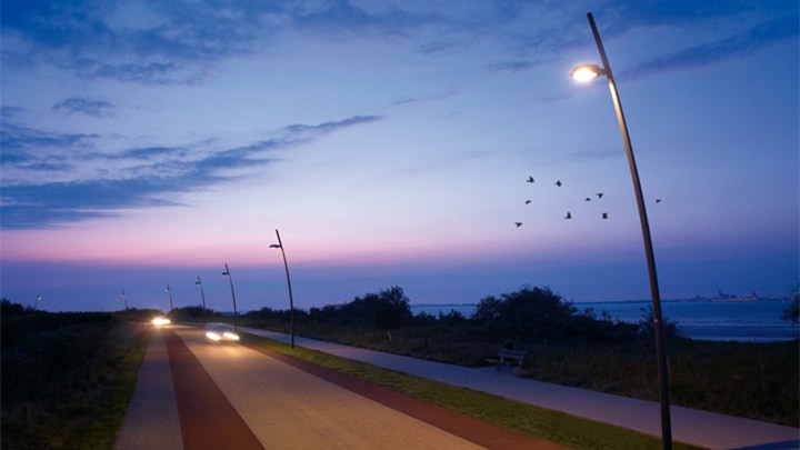 Rue mise en lumière par la lumière blanche Philips à faible consommation d'énergie 