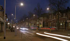 Belebte Straße in einem Wohngebiet mit Beleuchtung von Philips