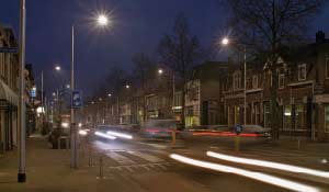 Rue fréquentée dans une zone résidentielle mise en lumière par Philips