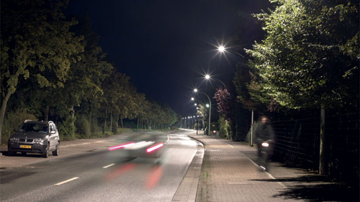 Weißes Licht von Philips beleuchtet Straßen effizient