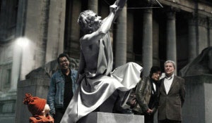Des passants admirant une statue mise en lumière par la lumière blanche Philips