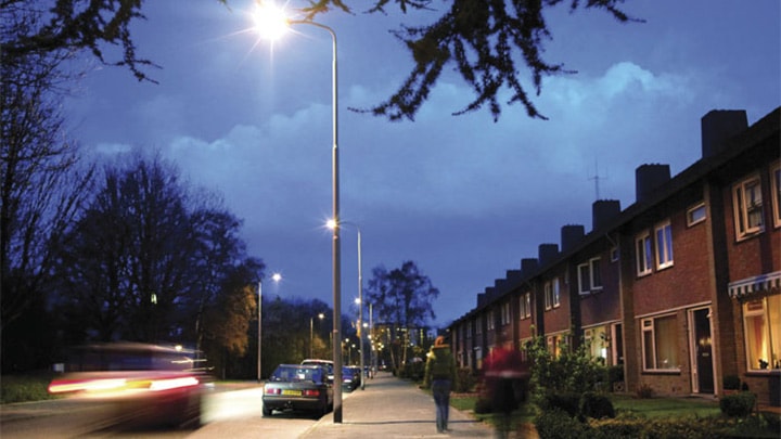 Zone résidentielle bien mise en lumière par la lumière blanche Philips