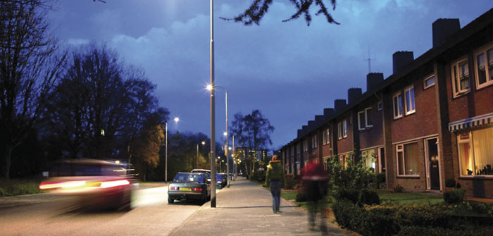Autos auf einer effizient mit weißem Licht beleuchteten Straße