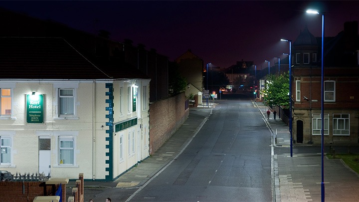 Rue mise en lumière par la lumière blanche Philips, permettant aux habitants de se sentir plus en sécurité 