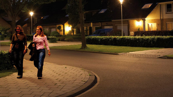 Deux femmes marchant dans une rue mise en lumière par la lumière blanche Philips