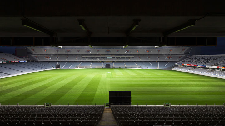 Stade de sport extérieur mis en lumière par l'éclairage sportif Philips