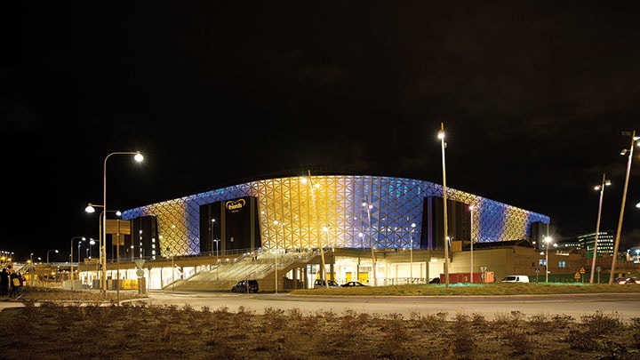 L'extérieur attrayant du Friends Arena, en Suède, mis en lumière par l'éclairage architectural Philips 