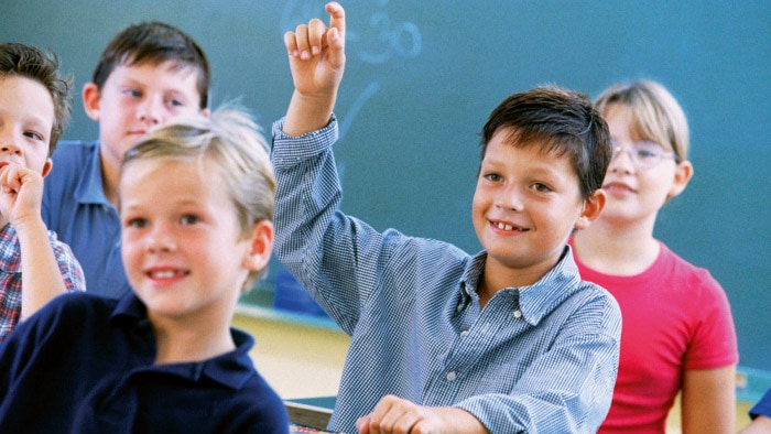 Des enfants dans une salle de classe efficacement mise en lumière par l'éclairage dynamique Philips 