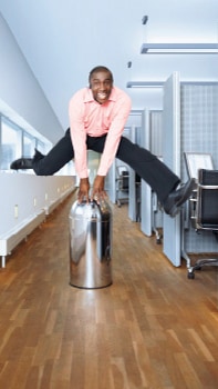 Un homme sautant dans le couloir d'un bureau mis en lumière par l'éclairage dynamique Philips