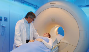 Arzt bereitet einen Patienten für eine MRT-Untersuchung vor