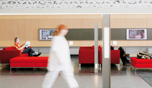 Optimierte Umgebung im Wartebereich eines Krankenhauses mit nachhaltiger Beleuchtung von Philips