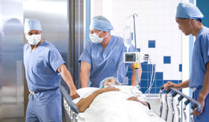 Ärzte tragen einen Patienten bei Krankenhausbeleuchtung von Philips