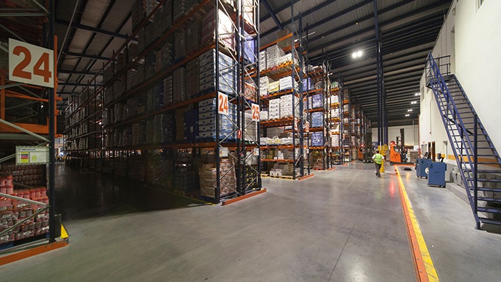 L’éclairage industriel GreenWarehouse de Philips Lighting peut faire économiser jusqu’à 50 % d’énergie à votre entrepôt