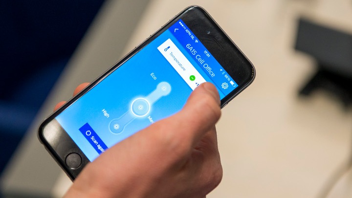 Philips Lighting Connected Lighting (InterAct Office) unterstützt die Navigation per Smartphone sowie die Einrichtung personalisierter Arbeitsbereiche