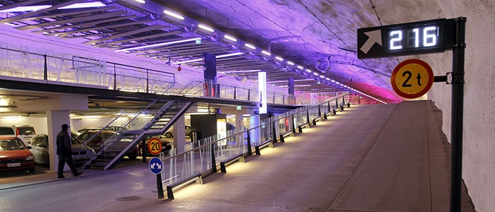 Parking couvert mis en lumière par Philips Lighting
