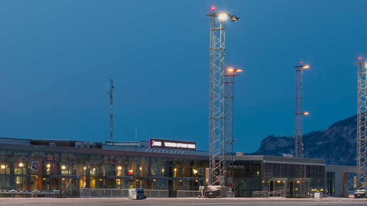 Éclairage de l’aire de stationnement de l’aéroport de Trondheim