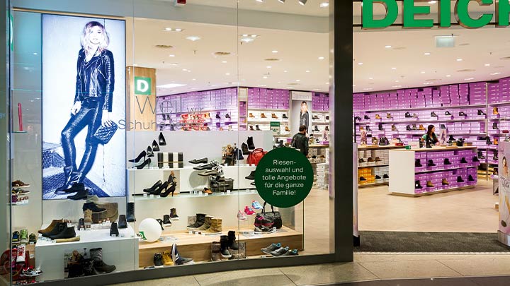 Une vitrine lumineuse attire les clients dans le magasin
