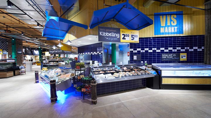 Éclairage intense des allées de supermarché