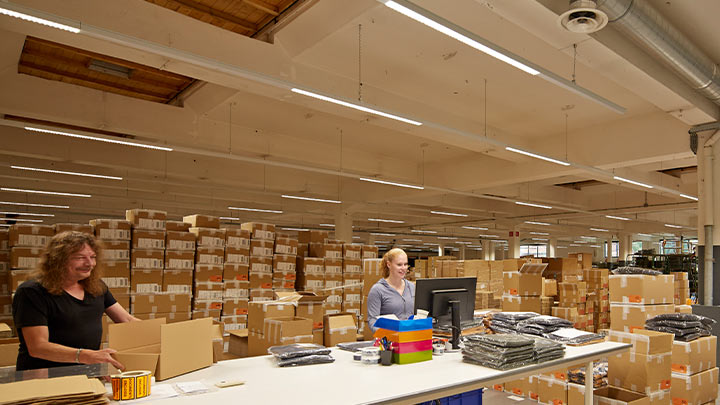 Des luminaires sur rails porteurs améliorent la visibilité dans les zones de production