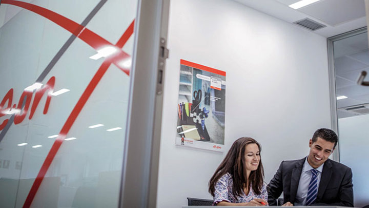 Personnes travaillant dans un bureau