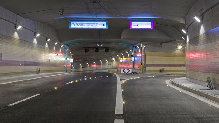 Éclairage de guidage clair à l'intérieur d'un tunnel