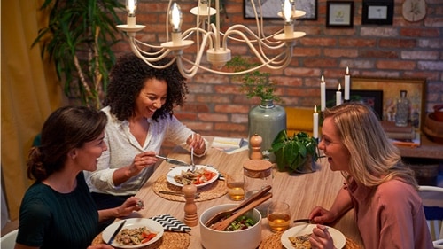 Illustration d'une table à manger colorée