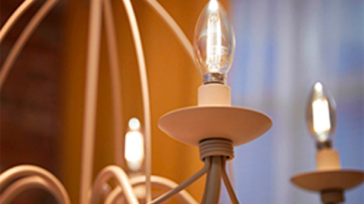 De multiples ampoules flammes LED Philips dans un luminaire