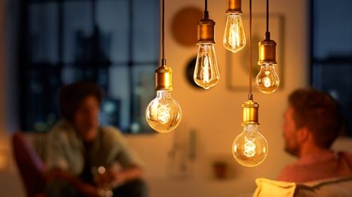 Ampoules LED Philips Vintage suspendues au plafond pour créer une lumière chaleureuse