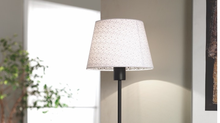 Lampe à poser sur un bureau dans l'entrée