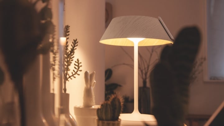 Lampe à poser éclairant un meuble de salon