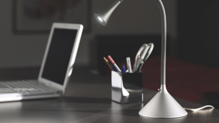 une lampe de bureau et un ordinateur portable trônant sur un bureau