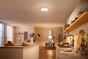 Zimmer mit Philips SceneSwitch LED-Lampe bei mittlerer Helligkeit