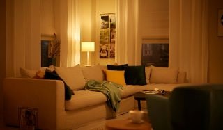 „Gemütliches Wohnzimmer mit warmer LED Beleuchtung und energieeffizientem Wohnambiente mit smarten Lampen“