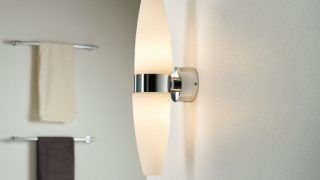 "Salle de bain moderne dotée d'une élégante applique murale à LED, illuminant un décor minimaliste et améliorant l'ambiance de type spa. »