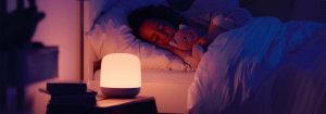 "Veilleuse LED connectée émettant une lueur douce et chaleureuse pendant que l'enfant dort paisiblement, présentant un éclairage personnalisable au moment du coucher pour un environnement de sommeil optimal. »